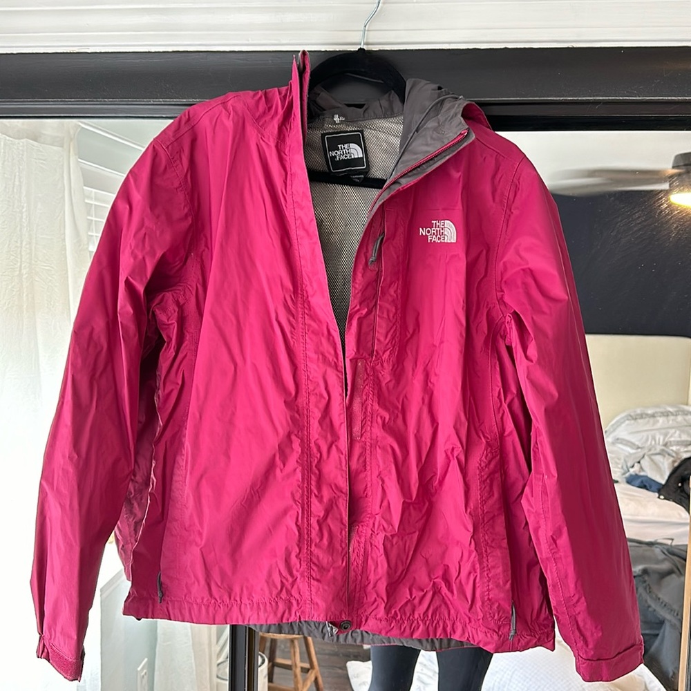 Women’s medium North Face rain coat in great condition